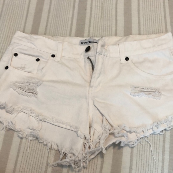 Kittenish white shorts - Picture 2 of 8